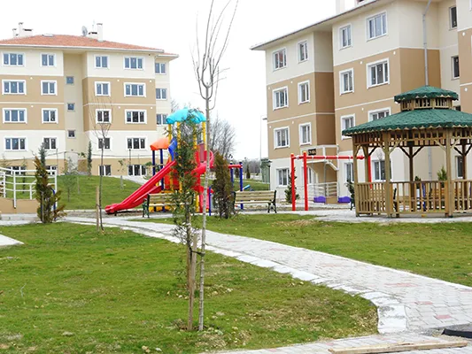 SAKARYA ADAPAZARI 384(+18 İLAVE) ADET KONUT, 2 ADET SOSYAL TESİS, 1’ER ADET 24 DERSLİKLİ İLKÖĞRETİM OKULU, CAMİ, TİCARET MERKEZİ İLE ALTYAPI VE ÇEVRE DÜZENLEMESİ İNŞAATI İŞİ