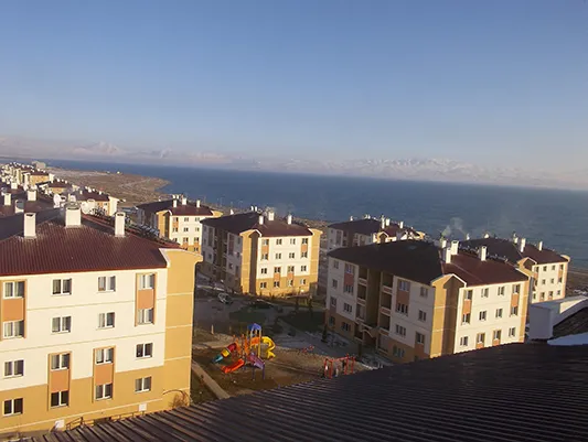 VAN İLİ ERCİŞ İLÇESİ AFET BÖLGESİ 368 ADET KALICI AFET KONUTU, GEÇİCİ YAŞAM ALANLARI, 1 ADET 32 DERSLİKLİ İLKÖĞRETİM OKULU, 1 ADET CAMİ İLE ALTYAPI VE ÇEVRE DÜZENLEMESİ İNŞAATI İŞİ