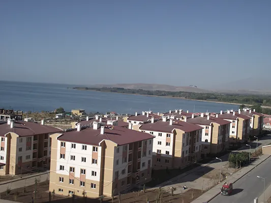 VAN İLİ ERCİŞ İLÇESİ AFET BÖLGESİ 368 ADET KALICI AFET KONUTU, GEÇİCİ YAŞAM ALANLARI, 1 ADET 32 DERSLİKLİ İLKÖĞRETİM OKULU, 1 ADET CAMİ İLE ALTYAPI VE ÇEVRE DÜZENLEMESİ İNŞAATI İŞİ