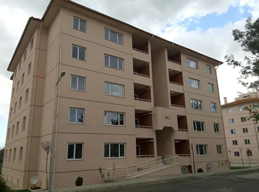 ISPARTA İLİ MERKEZ İLÇESİ GARNİZON LOJMANLARI BÖLGESİ 156 ADET KONUT, 1’ER ADET KOMUTAN KONUTU, ISI MERKEZİ BİNASI, NİZAMİYE BİNASI, ÇEVRE EMNİYET DUVARI VE GENERAL İHSAN ALPER KIŞLASI 178 ADET KONUT, 3’ER ADET AMFİ BİNASI, SUNDURMA, 1’ER ADET SOSYAL