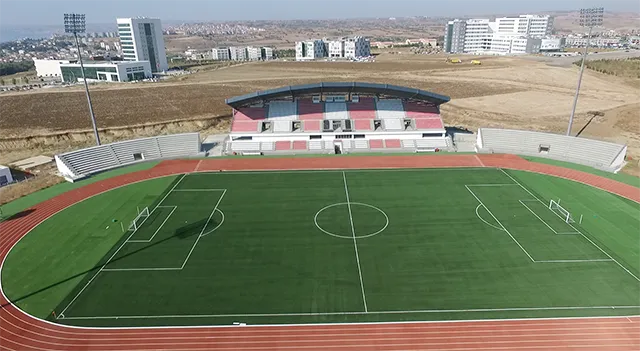 NAMIK KEMAL ÜNİVERSİTESİ 4000 SEYİRCİLİ TRİBÜN, SENTETİK ATLETİZM PİSTİ, FUTBOL SAHASI