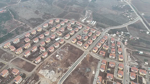 HATAY İLİ HASSA İLÇESİ AŞAĞIKARAFAKILI MAHALLESİ 2.ETAP 765 ADET KONUT (+6 KD) İNŞAATI İLE ALTYAPI VE ÇEVRE DÜZENLEMESİ İŞİ