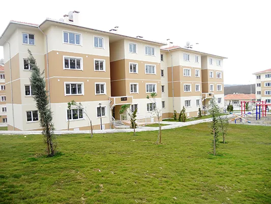 SAKARYA ADAPAZARI 384(+18 İLAVE) ADET KONUT, 2 ADET SOSYAL TESİS, 1’ER ADET 24 DERSLİKLİ İLKÖĞRETİM OKULU, CAMİ, TİCARET MERKEZİ İLE ALTYAPI VE ÇEVRE DÜZENLEMESİ İNŞAATI İŞİ