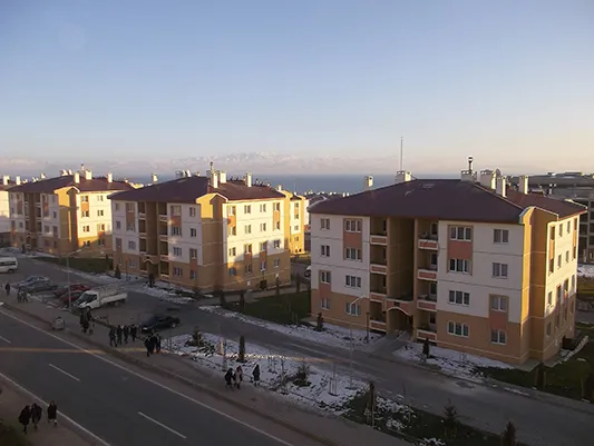 VAN İLİ ERCİŞ İLÇESİ AFET BÖLGESİ 368 ADET KALICI AFET KONUTU, GEÇİCİ YAŞAM ALANLARI, 1 ADET 32 DERSLİKLİ İLKÖĞRETİM OKULU, 1 ADET CAMİ İLE ALTYAPI VE ÇEVRE DÜZENLEMESİ İNŞAATI İŞİ