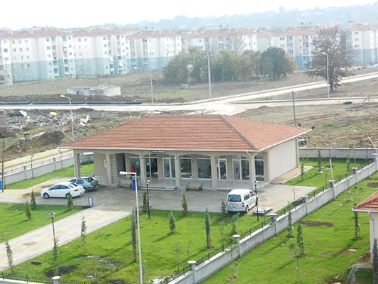 SAKARYA ADAPAZARI 384(+18 İLAVE) ADET KONUT, 2 ADET SOSYAL TESİS, 1’ER ADET 24 DERSLİKLİ İLKÖĞRETİM OKULU, CAMİ, TİCARET MERKEZİ İLE ALTYAPI VE ÇEVRE DÜZENLEMESİ İNŞAATI İŞİ