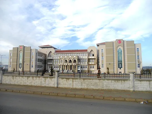 SAKARYA ADAPAZARI 384(+18 İLAVE) ADET KONUT, 2 ADET SOSYAL TESİS, 1’ER ADET 24 DERSLİKLİ İLKÖĞRETİM OKULU, CAMİ, TİCARET MERKEZİ İLE ALTYAPI VE ÇEVRE DÜZENLEMESİ İNŞAATI İŞİ