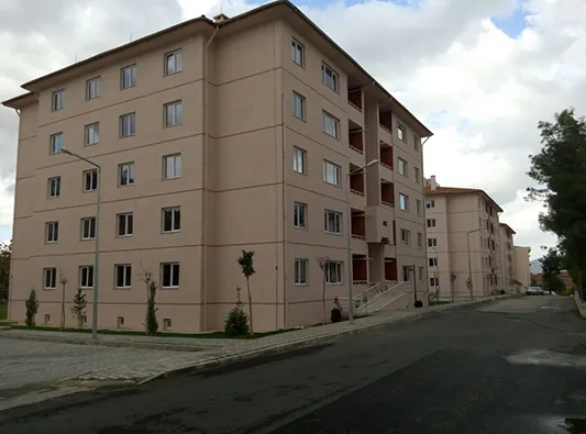 ISPARTA İLİ MERKEZ İLÇESİ GARNİZON LOJMANLARI BÖLGESİ 156 ADET KONUT, 1’ER ADET KOMUTAN KONUTU, ISI MERKEZİ BİNASI, NİZAMİYE BİNASI, ÇEVRE EMNİYET DUVARI VE GENERAL İHSAN ALPER KIŞLASI 178 ADET KONUT, 3’ER ADET AMFİ BİNASI, SUNDURMA, 1’ER ADET SOSYAL