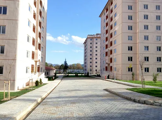 ISPARTA İLİ MERKEZ İLÇESİ GARNİZON LOJMANLARI BÖLGESİ 156 ADET KONUT, 1’ER ADET KOMUTAN KONUTU, ISI MERKEZİ BİNASI, NİZAMİYE BİNASI, ÇEVRE EMNİYET DUVARI VE GENERAL İHSAN ALPER KIŞLASI 178 ADET KONUT, 3’ER ADET AMFİ BİNASI, SUNDURMA, 1’ER ADET SOSYAL