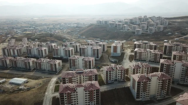 HAKKARİ İLİ YÜKSEKOVA İLÇESİ 4.BÖLGE 468 ADET KONUT VE 20 ADET DÜKKAN İNŞAATLARI İLE ALTYAPI VE ÇEVRE DÜZENLEMESİ İŞİ