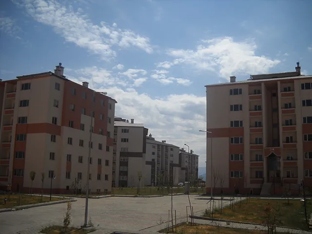 BİNGÖL MERKEZ GÜVEÇLİ KÖYÜ 388 KONUT, 1 ADET 16 DERSLİKLİ İLKÖĞRETİM OKULU, 1 ADET TİCARET MERKEZİ, 1 ADET CAMİ İLE ADAİÇİ GENEL ALTYAPI VE ÇEVRE DÜZENLEMESİ İNŞAATI İŞLERİ