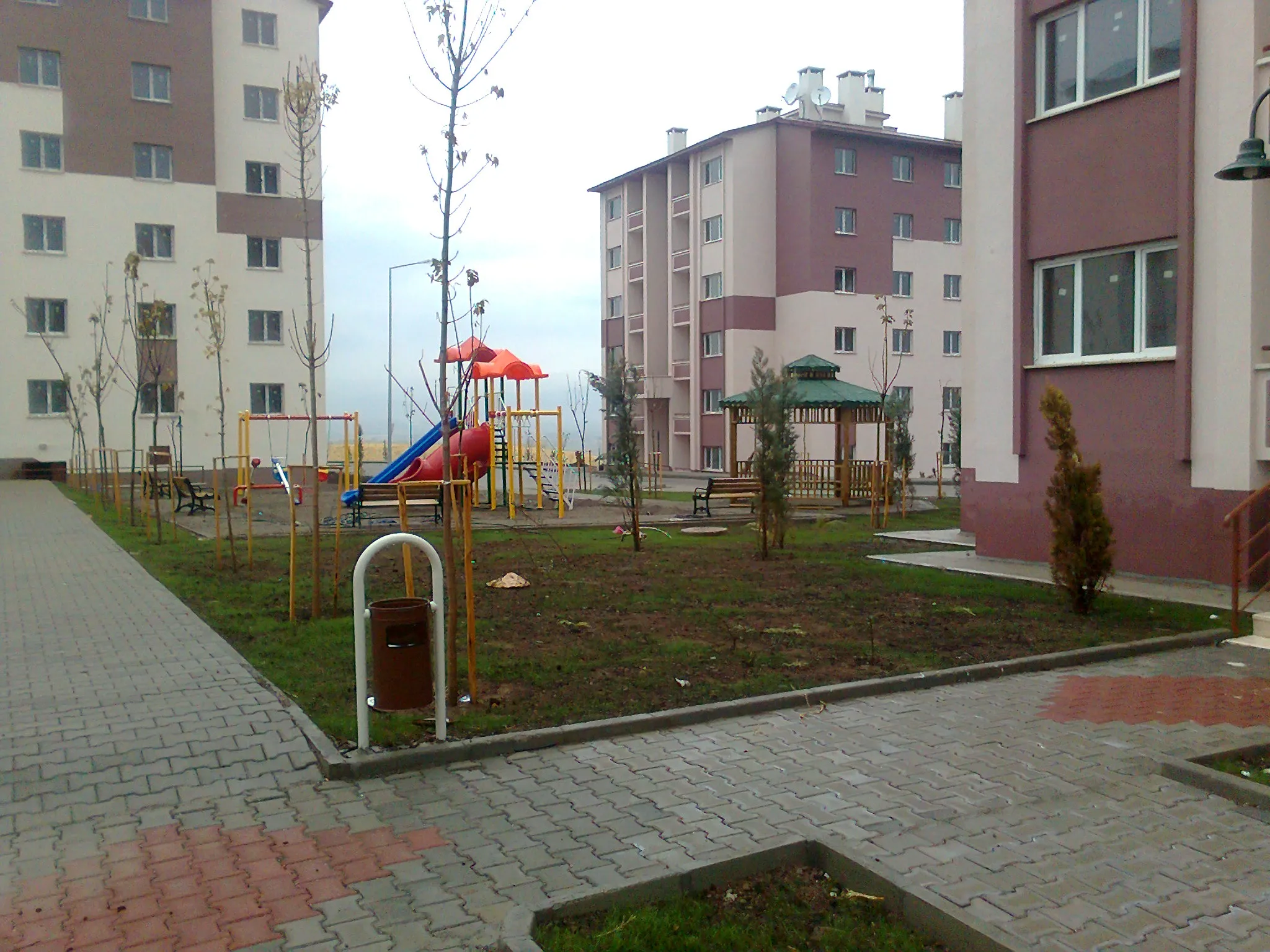 BİNGÖL MERKEZ GÜVEÇLİ KÖYÜ 388 KONUT, 1 ADET 16 DERSLİKLİ İLKÖĞRETİM OKULU, 1 ADET TİCARET MERKEZİ, 1 ADET CAMİ İLE ADAİÇİ GENEL ALTYAPI VE ÇEVRE DÜZENLEMESİ İNŞAATI İŞLERİ