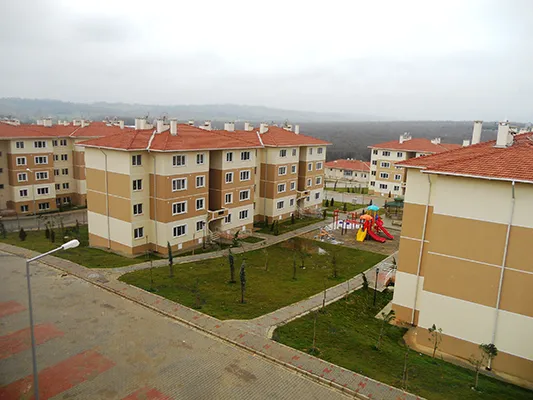 SAKARYA ADAPAZARI 384(+18 İLAVE) ADET KONUT, 2 ADET SOSYAL TESİS, 1’ER ADET 24 DERSLİKLİ İLKÖĞRETİM OKULU, CAMİ, TİCARET MERKEZİ İLE ALTYAPI VE ÇEVRE DÜZENLEMESİ İNŞAATI İŞİ