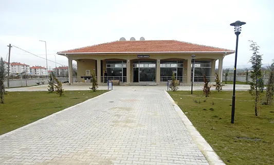 SAKARYA ADAPAZARI 384(+18 İLAVE) ADET KONUT, 2 ADET SOSYAL TESİS, 1’ER ADET 24 DERSLİKLİ İLKÖĞRETİM OKULU, CAMİ, TİCARET MERKEZİ İLE ALTYAPI VE ÇEVRE DÜZENLEMESİ İNŞAATI İŞİ