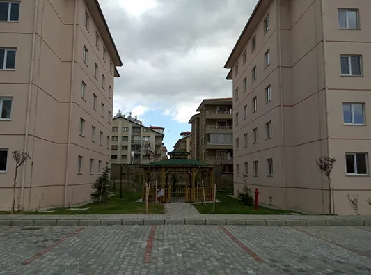 ISPARTA İLİ MERKEZ İLÇESİ GARNİZON LOJMANLARI BÖLGESİ 156 ADET KONUT, 1’ER ADET KOMUTAN KONUTU, ISI MERKEZİ BİNASI, NİZAMİYE BİNASI, ÇEVRE EMNİYET DUVARI VE GENERAL İHSAN ALPER KIŞLASI 178 ADET KONUT, 3’ER ADET AMFİ BİNASI, SUNDURMA, 1’ER ADET SOSYAL