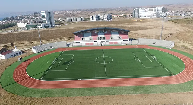 NAMIK KEMAL ÜNİVERSİTESİ 4000 SEYİRCİLİ TRİBÜN, SENTETİK ATLETİZM PİSTİ, FUTBOL SAHASI