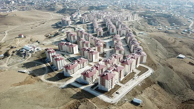 HAKKARİ İLİ YÜKSEKOVA İLÇESİ 4.BÖLGE 468 ADET KONUT VE 20 ADET DÜKKAN İNŞAATLARI İLE ALTYAPI VE ÇEVRE DÜZENLEMESİ İŞİ