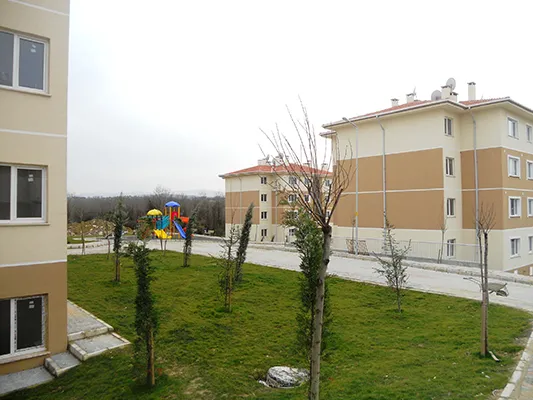 SAKARYA ADAPAZARI 384(+18 İLAVE) ADET KONUT, 2 ADET SOSYAL TESİS, 1’ER ADET 24 DERSLİKLİ İLKÖĞRETİM OKULU, CAMİ, TİCARET MERKEZİ İLE ALTYAPI VE ÇEVRE DÜZENLEMESİ İNŞAATI İŞİ