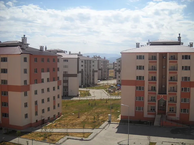 BİNGÖL MERKEZ GÜVEÇLİ KÖYÜ 388 KONUT, 1 ADET 16 DERSLİKLİ İLKÖĞRETİM OKULU, 1 ADET TİCARET MERKEZİ, 1 ADET CAMİ İLE ADAİÇİ GENEL ALTYAPI VE ÇEVRE DÜZENLEMESİ İNŞAATI İŞLERİ