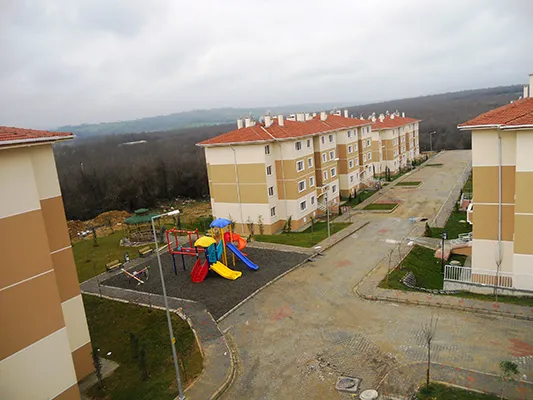 SAKARYA ADAPAZARI 384(+18 İLAVE) ADET KONUT, 2 ADET SOSYAL TESİS, 1’ER ADET 24 DERSLİKLİ İLKÖĞRETİM OKULU, CAMİ, TİCARET MERKEZİ İLE ALTYAPI VE ÇEVRE DÜZENLEMESİ İNŞAATI İŞİ