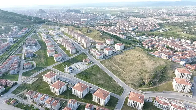 AFYONKARAHİSAR İLİ MERKEZ İLÇESİ ZAFER MAHALLESİ, 1073 ADET KONUT, 2 ADET CAMİ VE 3 ADET TİCARET MERKEZİ İNŞAATLARI İLE ALTYAPI VE ÇEVRE DÜZENLEMESİ İŞİ