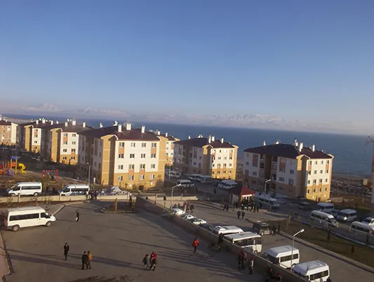 VAN İLİ ERCİŞ İLÇESİ AFET BÖLGESİ 368 ADET KALICI AFET KONUTU, GEÇİCİ YAŞAM ALANLARI, 1 ADET 32 DERSLİKLİ İLKÖĞRETİM OKULU, 1 ADET CAMİ İLE ALTYAPI VE ÇEVRE DÜZENLEMESİ İNŞAATI İŞİ