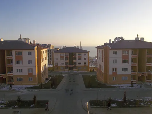 VAN İLİ ERCİŞ İLÇESİ AFET BÖLGESİ 368 ADET KALICI AFET KONUTU, GEÇİCİ YAŞAM ALANLARI, 1 ADET 32 DERSLİKLİ İLKÖĞRETİM OKULU, 1 ADET CAMİ İLE ALTYAPI VE ÇEVRE DÜZENLEMESİ İNŞAATI İŞİ