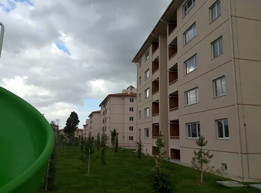 ISPARTA İLİ MERKEZ İLÇESİ GARNİZON LOJMANLARI BÖLGESİ 156 ADET KONUT, 1’ER ADET KOMUTAN KONUTU, ISI MERKEZİ BİNASI, NİZAMİYE BİNASI, ÇEVRE EMNİYET DUVARI VE GENERAL İHSAN ALPER KIŞLASI 178 ADET KONUT, 3’ER ADET AMFİ BİNASI, SUNDURMA, 1’ER ADET SOSYAL