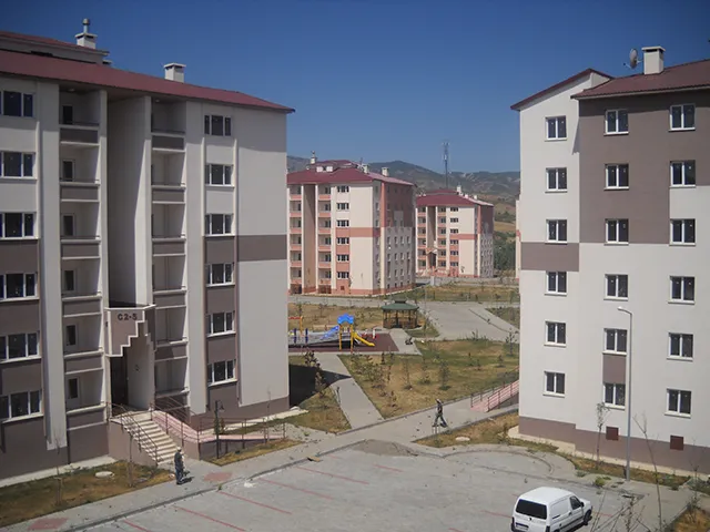 BİNGÖL MERKEZ GÜVEÇLİ KÖYÜ 388 KONUT, 1 ADET 16 DERSLİKLİ İLKÖĞRETİM OKULU, 1 ADET TİCARET MERKEZİ, 1 ADET CAMİ İLE ADAİÇİ GENEL ALTYAPI VE ÇEVRE DÜZENLEMESİ İNŞAATI İŞLERİ