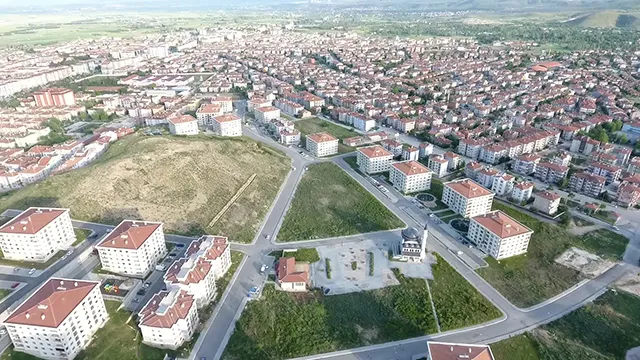 AFYONKARAHİSAR İLİ MERKEZ İLÇESİ ZAFER MAHALLESİ, 1073 ADET KONUT, 2 ADET CAMİ VE 3 ADET TİCARET MERKEZİ İNŞAATLARI İLE ALTYAPI VE ÇEVRE DÜZENLEMESİ İŞİ